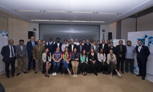 صورة جماعية للمشاركين الذين حضروا جلسة التسويق الرقمي مع المتحدثين